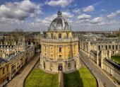 La Universidad de Oxford es una universidad pública de investigación ubicada en Oxford, Inglaterra, Reino Unido.