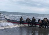 En el sector de La Tola, en Esmeraldas, las FF.AA. encontró una lancha abandonada con 716 galones de diésel.