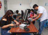 Alumnos del Instituto Superior Tecnológico Guayaquil en un taller que funciona en un edificio compartido con el Secap.