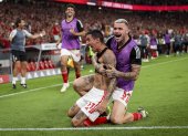Lisbon (Portugal), 29/09/2023.- Benfica"s Angel Di Maria celebrates with his teammates after scoring the 1-0 goal during the Portuguese First League soccer match between Benfica CP and FC Porto, in Lisbon, Portugal, 29 September 2023. (Lisboa) EFE/EPA/JOSE SENA GOULAO