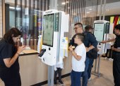 En McDonald´s se han implementado los kioscos digitales para que los clientes hagan sus pedidos más rápido.