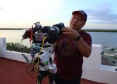 El astrofotógrafo Roberto Fernández prepara su equipo el 18 de septiembre de 2023 en la localidad de Río Lagartos, estado de Yucatán (México).