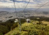Desde lo alto es posible divisar a Quito en todo su esplendor. En la derecha se expande sin fin el sur, en el frente el centro y valles, en la izquierda el norte que se traza hacia el infinito.