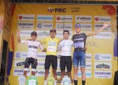 Nixon Rosero, líder de la Sub-23 (i), Robinson Chalapud, campeón de la Vuelta 2023; Marco Tulio Suesca, rey de la Montaña; y Cormac McGeouh, ganador de la etapa 6, en el podio.