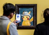 Los visitantes observan una pintura de un artista que se inspiró en la obra de Vincent van Gogh, en el Museo Van Gogh de Ámsterda