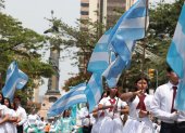 Cerca de las 10:00, centenares de estudiantes de distintos colegios de Guayaquil se dieron cita en el parque Victoria para arrancar el clásico desfile.