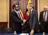 Acuerdos. El congresista estadounidense Dan Crenshaw durante una reunión con el presidente de Ecuador, Guillermo Lasso.