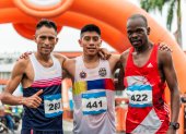 Geoffrey Kiptoo (d), Jorge Arias (c) y Gamanier Huaman integraron el podio de los 42 km en la categoría varones.
