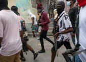 Miembros de grupos armados vigilando las calles, en Puerto Príncipe