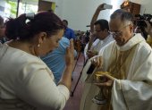 otografía de archivo en la que se registró al obispo auxiliar de Managua, Silvio José Báez (d), al repatir la comunión, en la capital nicaragüense
