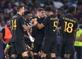 Napoli (Italy), 03/10/2023.- Real Madrid"Äôs Federico Valverde (C) celebrates with his teammate after scoring the 2-3 goal during the UEFA Champions League group C soccer match between SSC Napoli and Real Madrid, in Naples, Italy, 03 October 2023. (Liga de Campeones, Italia, Nápoles) EFE/EPA/CIRO FUSCO