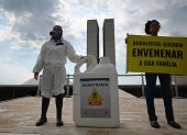Activistas de Greenpeace participaron de una protesta contra el uso indiscriminado de pesticidas agrícolas, frente al Congreso Nacional en Brasilia.
