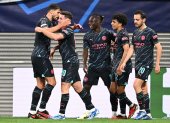 Leipzig (Germany), 04/10/2023.- Manchester City"s Julian Alvarez (2-L) celebrates with teammates after scoring the 1-2 goal during the UEFA Champions League group G soccer match between RB Leipzig and Manchester City, in Leipzig, Germany, 04 October 2023. (Liga de Campeones, Alemania) EFE/EPA/FILIP SINGER