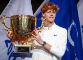 Jannik Sinner con su tercer trofeo del año tras vencer a Daniil Medvedev en Pekín.