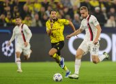 Dortmund (Germany), 04/10/2023.- Dortmund"s Ramy Bensebaini (L) and Milan"s Tommaso Pobega (R) in action during the UEFA Champions League Group F match between Borussia Dortmund and AC Milan in Dortmund, Germany, 04 October 2023. (Liga de Campeones, Alemania, Rusia) EFE/EPA/FRIEDEMANN VOGEL