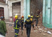 Un grupo de rescatistas fue registrado este miércoles 4 de octubre, al atender el derrumbe de una edificación en La Habana.