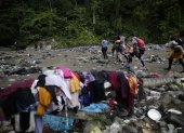 Migrantes caminan por trochas en su rumbo hacia los Estados Unidos, el 14 de septiembre de 2023, en el Darién (Panamá).