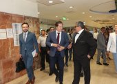 El gerente del hospital Teodoro Maldonado Carbo, Roque Villacís (derecha), recibe al presidente del Consejo Directivo del IESS, Alfredo Ortega (centro), a su arribo a la casa de salud.,