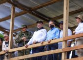 Reunión. Cortizo (d) y Chaves en la Recepción Migratoria de Lajas Blancas