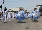 Alegría. A pesar del intenso calor, los estudiantes recorrieron las calles con una amplia sonrisa, lo que fue aplaudido por los asistentes.