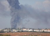 Humo tras un impacto sobre la ciudad israelí de Gedera tras el lanzamiento de cohetes desde Gaza hoy sábado.