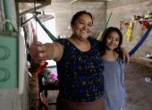 Oaxaca. Una mujer mientras enciende un interruptor, la luz le da vida.