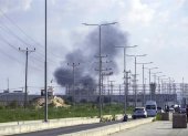 El humo se eleva desde el cruce de Erez durante el asalto a los asentamientos israelíes por parte de militantes de la milicia Ezz Al-Din Al Qassam