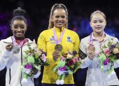 Antwerp (Belgium), 07/10/2023.- (L-R) Silver medalist Simone Biles of the United States, gold medalist Rebeca Andrade of Brazil and bronze medalist Seojeong Yeo of South Korea pose on the podium after winning the Women"s Vault Final at the Artistic Gymnastics World Championships in Antwerp, Belgium, 07 October 2023. (Bélgica, Brasil, Corea del Sur, Estados Unidos, Amberes) EFE/EPA/OLIVIER MATTHYS