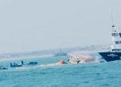Captura de video en la que se ve a la nave hundida y a otra llegando al rescate de los tripulantes.