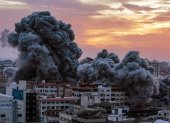 El humo se eleva después de que aviones de combate israelíes atacaran la torre Palestina en la ciudad de Gaza.
