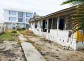 La casa abandonada donde la joven fue agredida mientras regresaba de su trabajo.