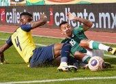 En el 2020, el jugador Jorge Flores (d) de Bolivia disputa un balón con Robert Arboleda de Ecuador, en un partido de las Eliminatorias Sudamericanas para el Mundial de Catar.