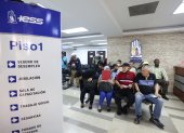 Afiliados y pensionistas realizan diversos  trámites en la agencia del IESS situada en la Avenida de las Américas