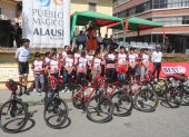 Los niños y jóvenes de Alausí están felices al tener la oportunidad de aprender sobre ciclismo.