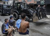 Policías participan en un operativo contra las bandas criminales hoy, en una favela de la ciudad de Río de Janeiro (Brasil).