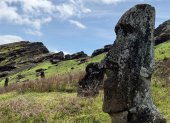 Escenario. Uno de los moáis afectados por incendios cerca del volcán Rano Raraku (Pascua).