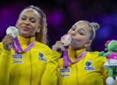 Las gimnastas brasileñas Rebeca Andrade (i) y Flavia Saraiva fueron registradas el pasado domingo, 8 de octubre, al exhibir sus medallas de plata y bronce, respectivamente.