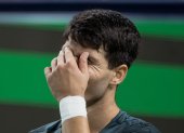 Carlos Alcaraz se lamenta tras perder ante Grigor Dimitrov en el Masters de Shanghai.
