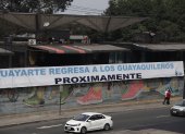Anuncio. Una pancarta publicita el próximo retorno de la Plaza Guayarte, centro que cerró hace tres meses tras detectarse varias irregularidades.