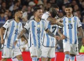 AMDEP435. BUENOS AIRES (ARGENTINA), 12/10/2023.- Jugadores de Argentina celebran un gol de Nicolás Otamendi hoy, en un partido de las Eliminatorias Sudamericanas para la Copa Mundial de Fútbol 2026 entre Argentina y Paraguay en el estadio Más Monumental en Buenos Aires (Argentina). EFE/ Juan Ignacio Roncoroni