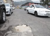 Enormes. Las deformaciones en la calzada son gigantes y profundas, ocasionando problemas a los carros más pequeños que los esquivan.
