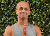 El yoga para él es "mi medicina, mi vitamina, mi alimento. Es una práctica física, sí, pero también es un espacio mental de quietud