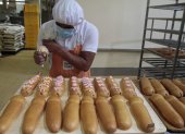 Proceso de decoración de guaguas de pan en la planta de Cyrano, ubicada en el norte de Quito.