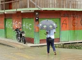 Un ciudadano camina por una calle de Puerto Meluk, Chocó, en la que parte de la población permanecía confinada.