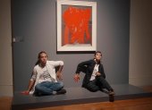 Dos activistas del colectivo Climáximo tiraron este viernes pintura roja sobre un cuadro de Pablo Picasso en Lisboa.