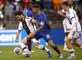 Hartford (United States), 14/10/2023.- USA"Äôs Christian Pulisic (R) in action against Germany"Äôs Ilkay Guendogan (L) during the international friendly soccer match between the USA and Germany in Hartford, USA, 14 October 2023. (Futbol, Amistoso, Alemania) EFE/EPA/CJ Gunther