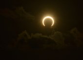 Vista de este sábado 14 de octubre del eclipse solar anular desde el Centro de Lanzamiento de Barreira do Inferno, en la ciudad de Parnamirim, estado de Rio Grande do Norte (Brasil).