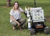 La responsable del proyecto Foodcollect, del Instituto Tecnológico de la Alimentación (Ainia), Gabriele Kubiliute, con Ramonet en un campo agrícola.