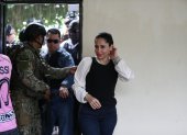 La candidata presidencial correísta Luisa González pidió este domingo a sus compatriotas que voten "con memoria" en la segunda vuelta de las elecciones presidenciales de Ecuador, en la que se disputa la jefatura del Estado con el joven empresario Daniel Noboa.

Ataviada con un chaleco antibalas, como durante casi toda la campaña, González sufragó en Canuto, una localidad rural cercana a la ciudad de Chone, de la provincia costera de Manabí en medio de un fuerte contingente de seguridad.