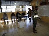 Ciudadanos asisten a votar en la segunda vuelta de las elecciones presidenciales este domingo 15 de octubre, en Quito (Ecuador). Al igual que en la primera vuelta celebrada el 20 de agosto, esta jornada de votación volverá a tener un fuerte dispositivo de seguridad con unas 100.000 personas enfocadas en garantizar el correcto desarrollo del sufragio. EFE/ Santiago Fernández